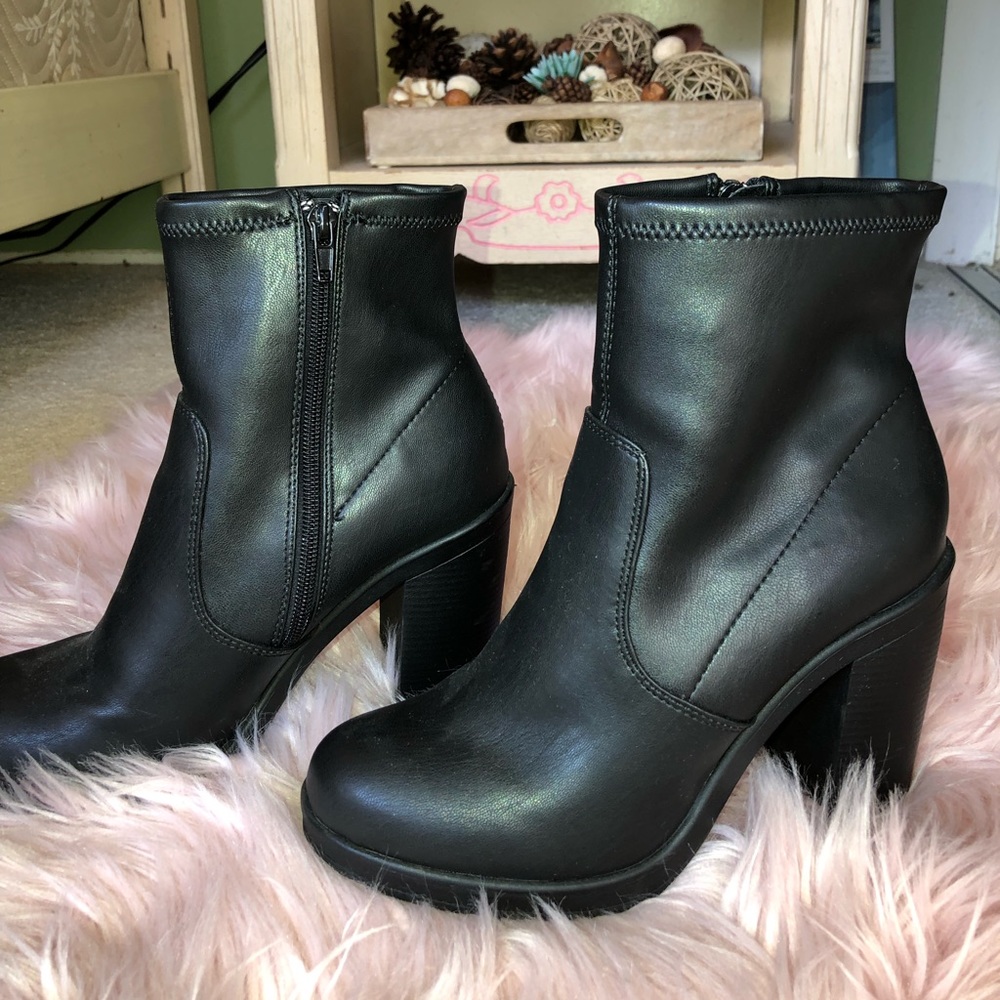 Black zip-up booties 🖤